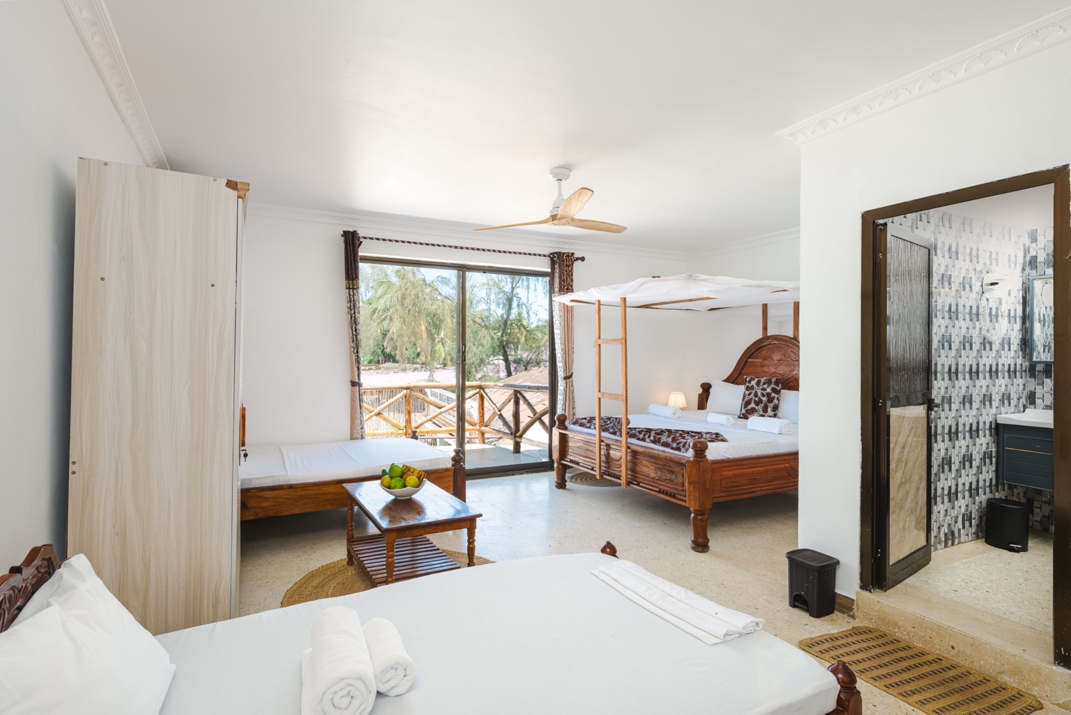 Family Room with Ocean Beach View — Family bedroom with double and single beds